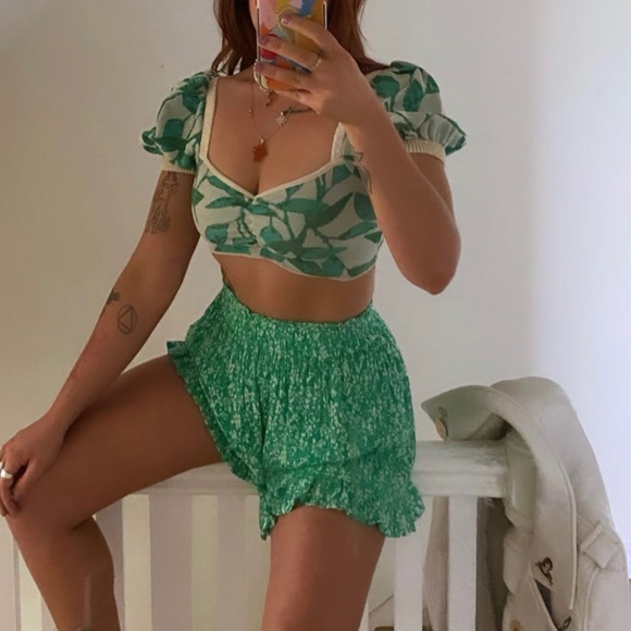 ‘Zara’ Green Floral Shorts - Picture 1 of 2
